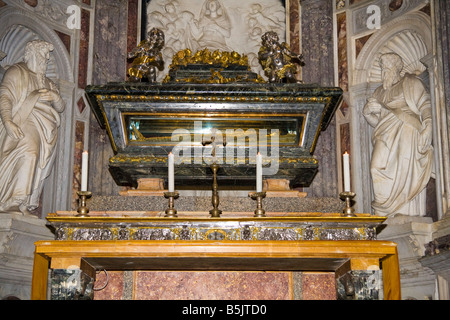 Tomba di San Ranieri all interno della cattedrale, la Piazza del Duomo di Pisa, Toscana, Italia Foto Stock