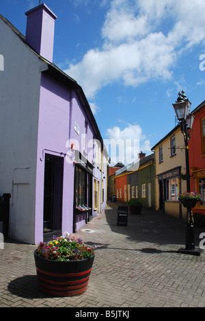 Un colorato luminosamente street a Kinsale, Co Cork, Irlanda. Foto Stock