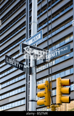 Le direzioni e il semaforo vicino a Ground Zero, Manhattan, New York City, Stati Uniti d'America Foto Stock