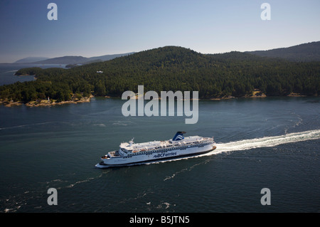 BC Ferry passa attraverso un attivo Pass, Vancouver Island British Columbia Foto Stock