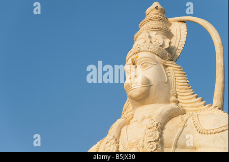 Hanuman statua nella luce del mattino contro un cielo blu. Andhra Pradesh, India Foto Stock