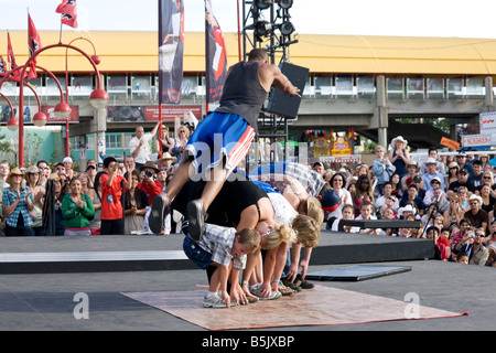 Hip hop performer saltando su volontari dal pubblico, Calgary Stampede, Calgary, Alberta, Canada Foto Stock