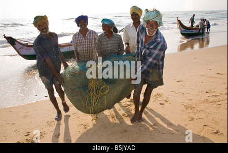 I pescatori portano le loro catture fino alla spiaggia di sunrise a Hai Thalanguda che è stata colpita dal maremoto fatale 2003 Foto Stock