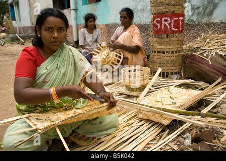 Per i sopravvissuti dello tsunami le donne in bharatham Self Help Group tessere fare dei cesti a guadagnarsi da vivere in Velipalayam Nagapattinam Tamil Nadu Foto Stock