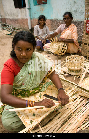 Per i sopravvissuti dello tsunami le donne in self-help-gruppo intreccio cesti per fare una vita Velipalayam bharatham Nagapattinam Tamil Nadu Foto Stock