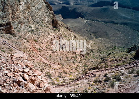 ARIZONA GRAND CANYON vertiginosi vista del South Kaibab Trail come esso si snoda giù attraverso ripidi tornanti da south rim Foto Stock