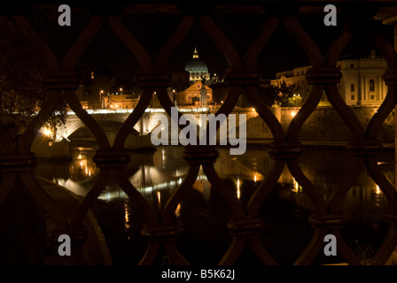 Roma.il fiume Tevere di notte Foto Stock