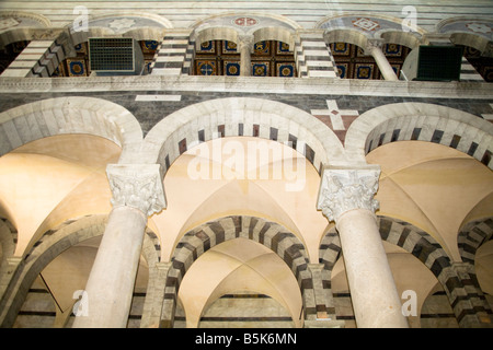 Archi e soffitto all'interno del Duomo, Piazza del Duomo di Pisa, Toscana, Italia Foto Stock