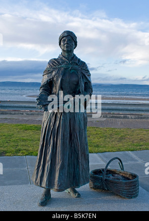 Bronzo Fisherwoman Nairn Harbour Moray Scozia UK SCO 1127 Foto Stock
