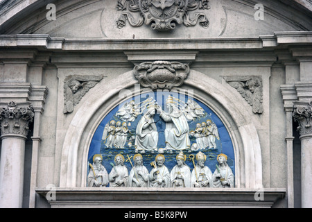 Lunetta in terracotta invetriata sopra il portale della chiesa di Tutti i Santi, Firenze, Italia Foto Stock