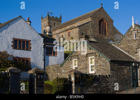 La vecchia scuola di grammatica e Chiesa con torre a Hawkshead, Parco Nazionale del Distretto dei Laghi Cumbria Inghilterra England Regno Unito Regno Unito Foto Stock