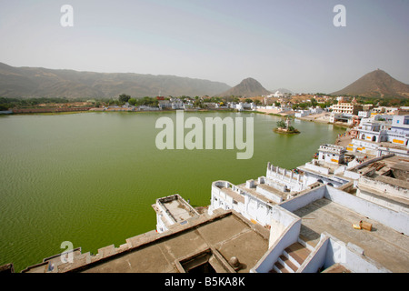 Panorama di Pushkar ghats e lago di Rajasthan in India Foto Stock