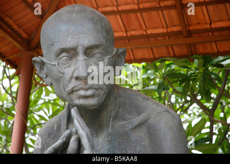 Giugno 2008 Museo del Mahatma Gandhi Delhi India statua in bronzo del Mahatma Gandhi Foto Stock