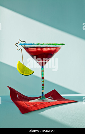 Cocktail cosmopolita su sfondo blu con red igienico Foto Stock