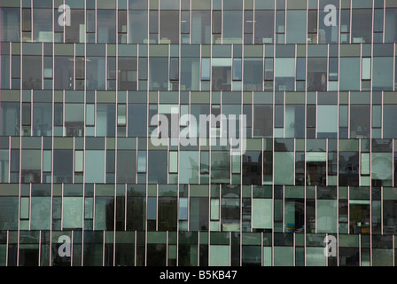 Finestra blu ufficio edificio sfondo nella città di Zagabria Croazia Foto Stock