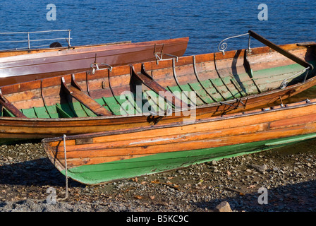 Clinker tradizionale costruito imbarcazioni a remi per i turisti in Coniston Water Parco Nazionale del Distretto dei Laghi Cumbria Inghilterra England Regno Unito Foto Stock
