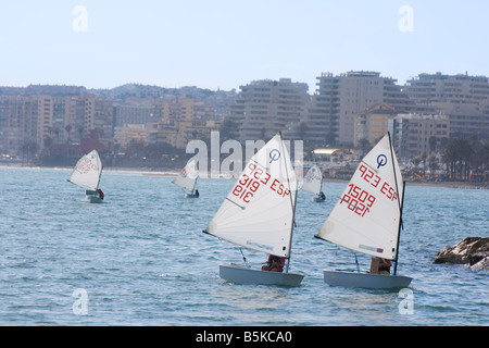 Benalmadena Costa Costa del Sol Malaga Spagna giovani avente lezioni di vela Foto Stock