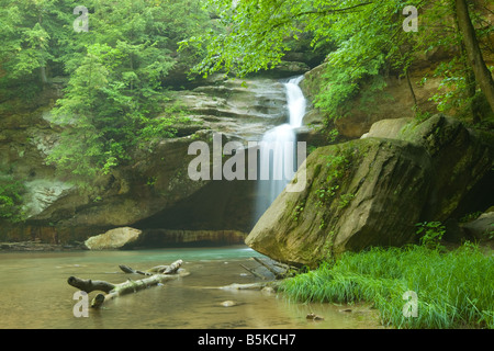 Le cascate Inferiori a cascata vecchio uomo s Grotta del Hocking Hills, Stato parco vicino Logan Ohio Foto Stock