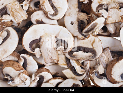 Grande immagine di sfondo di fresca di funghi tagliati a fettine Foto Stock