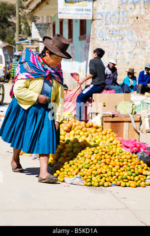 Mercato di domenica in un villaggio Peruviano Foto Stock