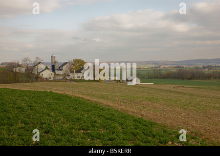 Una fattoria Amish annidata in una valle vicino a Lancaster, Pennsylvania. Altre aziende agricole Amish può essere visto in background. Foto Stock