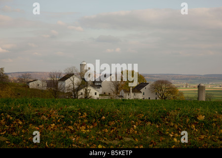 Una fattoria Amish annidata in una valle al di fuori di Lancaster, Pennsylvania. Altre aziende agricole Amish può essere visto in background. Foto Stock