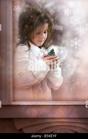 Sweet little girl sulla finestra Foto Stock