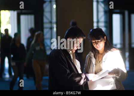 I genitori Niranjan Kumar e Nita Kumar leggere nella Lobby e 7 su 10 17 08 il primo giorno del weekend in famiglia al MIT Foto Stock