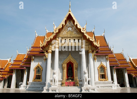 Ricerca di piazza sulla vista del retro del Wat Benchamabophit a Bangkok in Tailandia Foto Stock