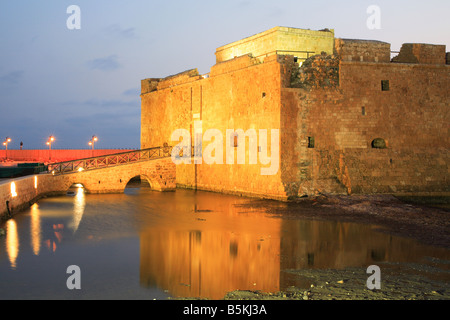 Il Castello di Pafo nel porto di notte Cipro Grecia Foto Stock