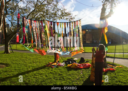 In stile tibetano bandiere di preghiera appendere tra gli alberi sul prato di fronte al MIT Centro per lo studente il primo giorno del weekend in famiglia Foto Stock