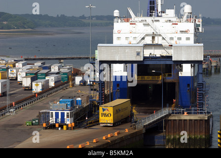 Stena Line Ro-Ro ferry di camion carichi di caricamento a Harwich International Port, Essex, Regno Unito. Foto Stock