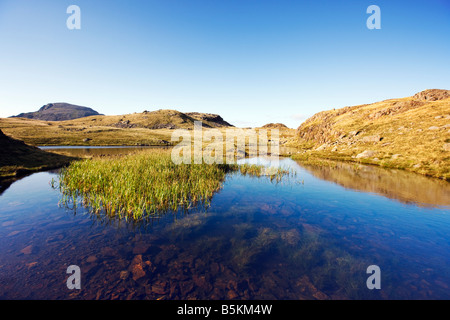 Spargendo Tarn pittoresco piccolo lago sotto il Scafell Pike Mountain Range, Wasdale 'Il Lake District' Cumbria Inghilterra England Regno Unito Foto Stock