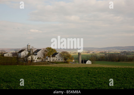 Una fattoria Amish annidata in una valle vicino a Lancaster, Pennsylvania. Altre aziende agricole Amish può essere visto in background. Foto Stock