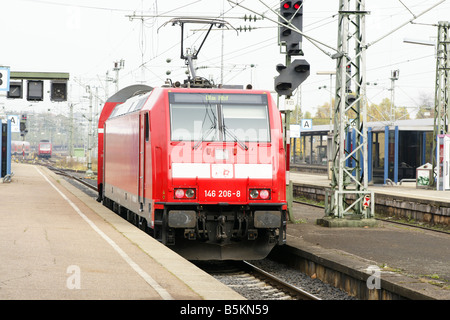 Tedesco della red commuter train entrando in stazione Foto Stock