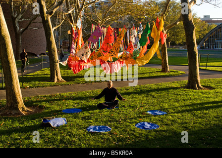 In stile tibetano bandiere di preghiera appendere tra gli alberi sul prato di fronte al MIT Centro per lo studente il primo giorno del weekend in famiglia Foto Stock