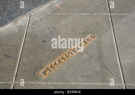 Linea di proprietà in marciapiede, il centro cittadino di San Antonio, Texas. Foto Stock