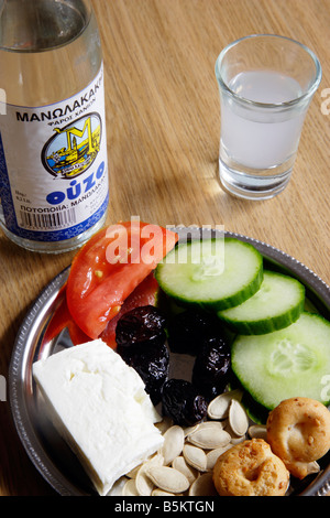 Iconico cibo greco e bevande ouzo e Meze Chania Creta Grecia Foto Stock