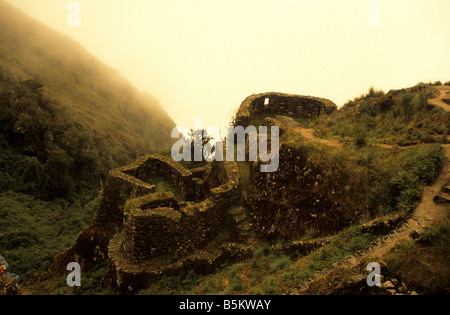 Dawn mist dal sito Phuyupatamarka, Inca Trail, Perù Foto Stock