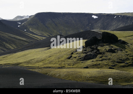 Le montagne sul lato sud di Jan Mayen sono composte di ceneri vulcaniche e rocce ignee dalle vicinanze del vulcano di Beerenberg Foto Stock