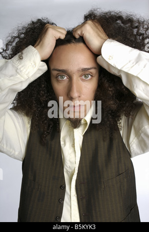 Shaggy pelose uomo in abbigliamento formale. Foto Stock