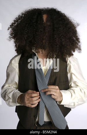 Shaggy pelose uomo in abbigliamento formale. Foto Stock