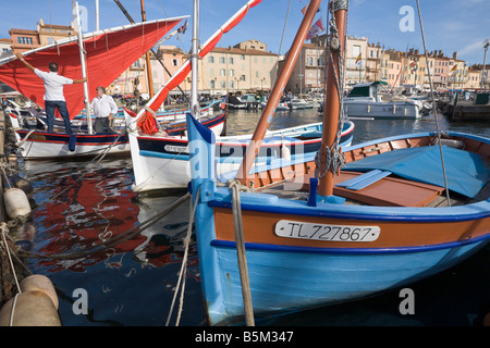 Barche a vela sono situati nel porto di Saint Tropez in Costa Azzurra / PROVENZA / Francia meridionale Foto Stock