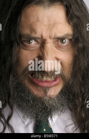 Uomo con i capelli lunghi e la barba che indossa cravatta. Foto Stock