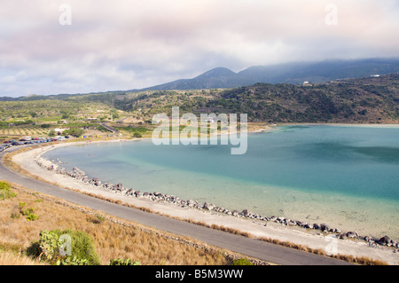 Il "Lago Specchio di Venere" lago nell'Isola di Pantelleria, Sicilia, Italia. Foto Stock