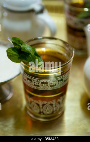 Un bicchiere di tè serviti in una coffeehouse in Khan el-Khalili un grande souk nel centro storico del Cairo islamico Egitto Foto Stock