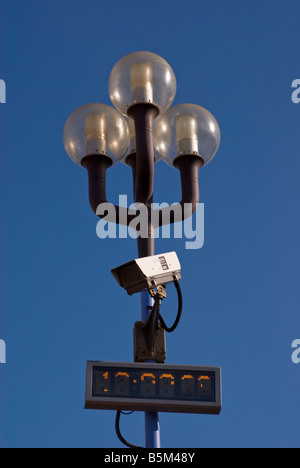 Telecamera TVCC in alto sulla luce di strada in città nel Regno Unito Foto Stock