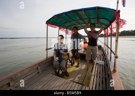 Alla ricerca di delfini Irrawaddy sul fiume Mekong in corrispondenza ad esempio Kampi villaggio vicino a Kratie Cambogia Foto Stock