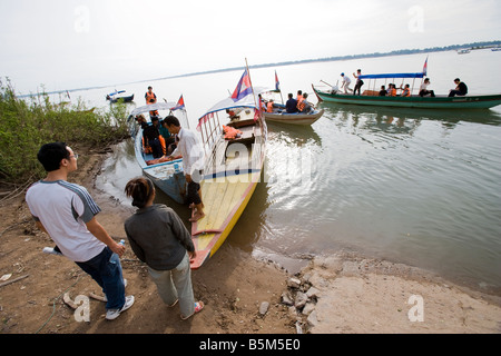 Alla ricerca di delfini Irrawaddy sul fiume Mekong in corrispondenza ad esempio Kampi villaggio vicino a Kratie Cambogia Foto Stock