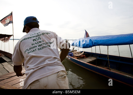 Alla ricerca di delfini Irrawaddy sul fiume Mekong in corrispondenza ad esempio Kampi villaggio vicino a Kratie Cambogia Foto Stock